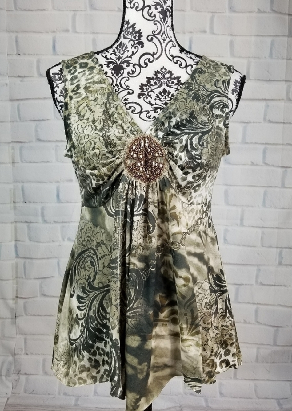 Roz & Ali women's sleeveless stretch knit animal print beaded front top sz m b10